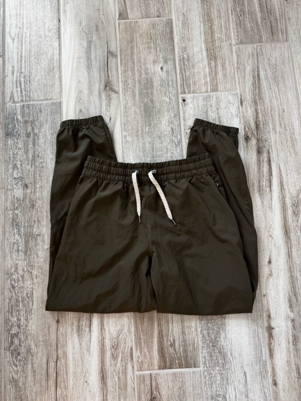 Vuori Women's Miles Jogger Size Large Oregano Green Like New - Picture 3 of 9